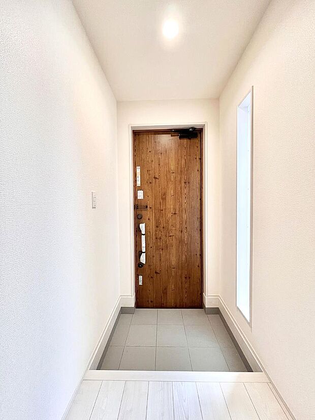 ~Entrance~ 玄関は家の顔といわれますが我が家のセンスをさりげなく感じさせる魅力ある玄関造りも楽しみの一つ。帰宅する度に家族がほっとできる心地よい空間造りも大切ですね♪