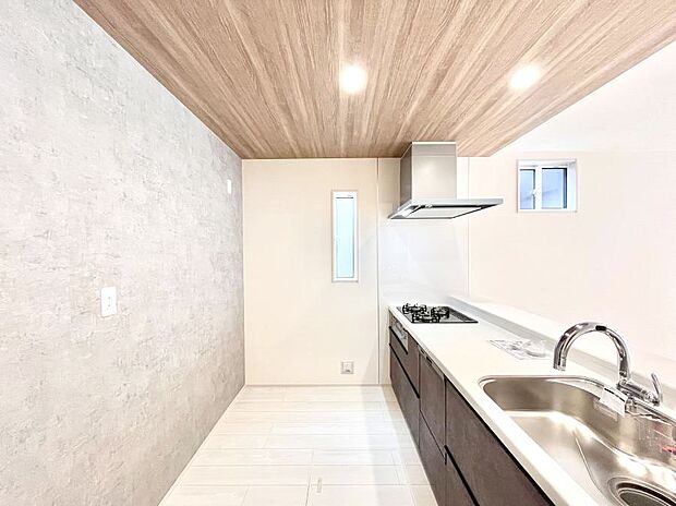~Kitchen~ 自然光が入る窓のあるキッチン☆毎日使う場所だからこそ、使い勝手を考慮しました。ゆったりとしたキッチンコーナーは質感豊かな仕上がりとなっております。