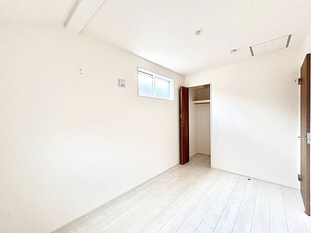 ~Bed Room~ 全居室には収納クローゼットを完備!普段使いのお洋服や小物はもちろん、季節物のお洋服などもしっかりと整理整頓おしまい頂けます。 居室空間を広く使用できますね。