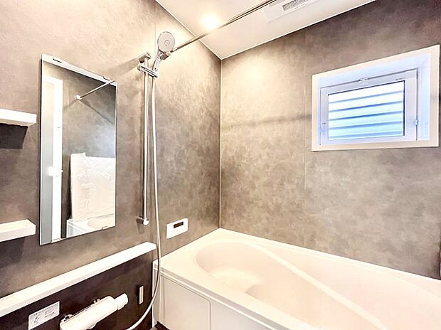 ~Bath Room~ 落ち着いた雰囲気の浴室で明日に向けてリフレッシュ。浴室乾燥機能も付いているので隣の洗濯機置き場で洗い上がった洗濯物を、雨の日も天気を気にせず乾燥させることも可能です。