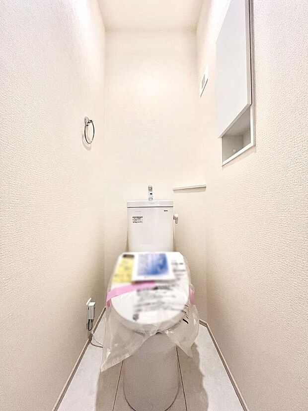 ~Toilet~ 綺麗・スッキリ・快適なウォシュレット付トイレでくつろげる空間です。トイレは毎日使わざるを得ないもの。いつも清潔を保ちたいですね。トイレが2ヶ所あるので朝の混雑時に便利です!