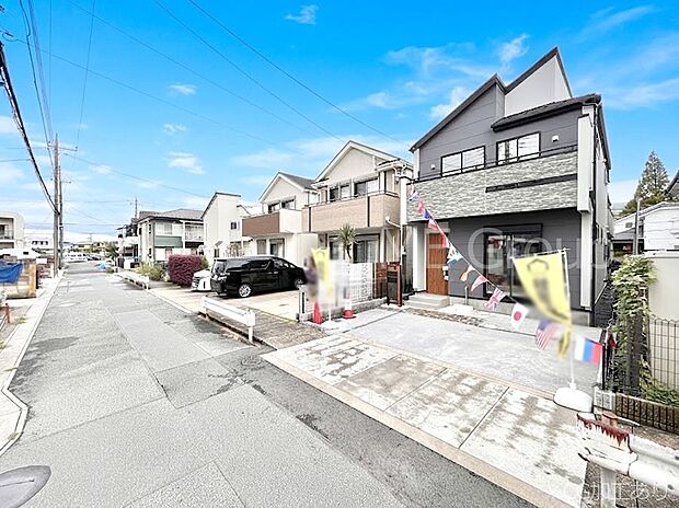 ~Exterior~ 前面道路:南西 6.2m 公道 前面道路は閑静な住宅地をはしる車通りの少ない道路。駐車の出し入れもらくらくです!ご不明点・現地見学のご希望は、お気軽にお問い合わせください!