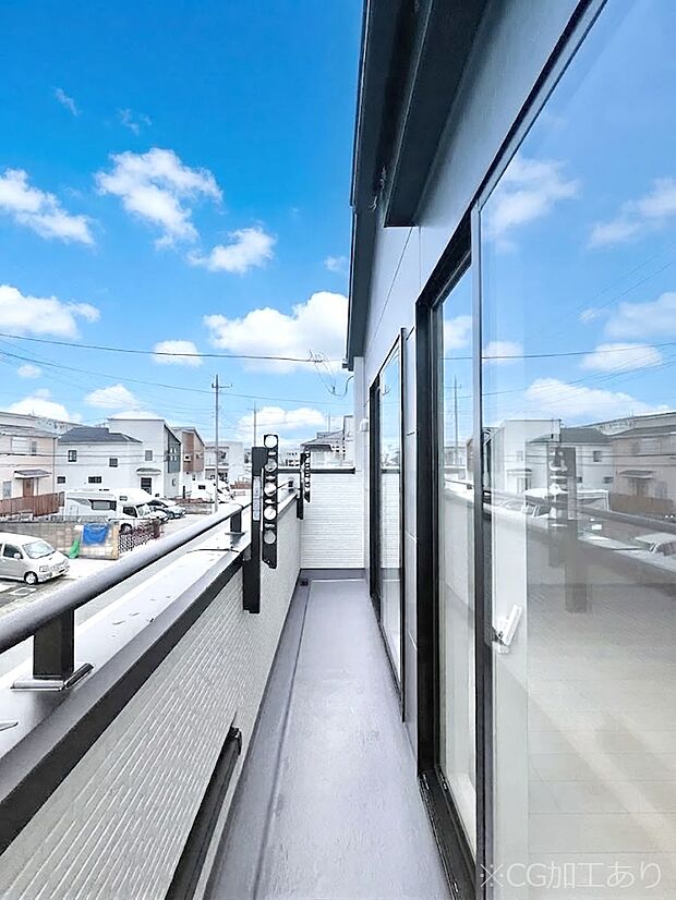 ~Balcony~ 南向きのバルコニーの前には雲以外に太陽を遮るものがありません。お洗濯物も乾きやすく、何より明るく気持ちのいい光が入ってきます。家族全員分の洗濯物も一気に干せます。