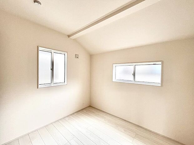 ~Bed Room~ 2面採光を確保した明るい室内は、風通しも良く、大変居心地の良い空間となっております。爽やかな風を感じて起きる朝は、快適生活の始まりに!日当たりや通風がとても良い住まい♪