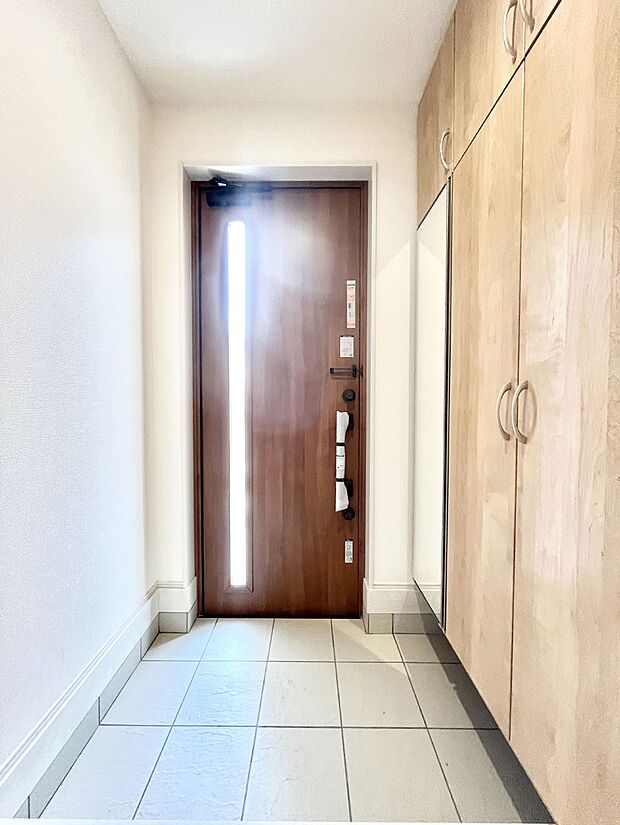 ◆1号棟◆~Entrance~ 家の中でお客様を迎える最初の場所である玄関は、家の印象そのものです!豊富な玄関収納で、常に綺麗に保つことが出来ます♪玄関にはたっぷり収納の下駄箱を完備!