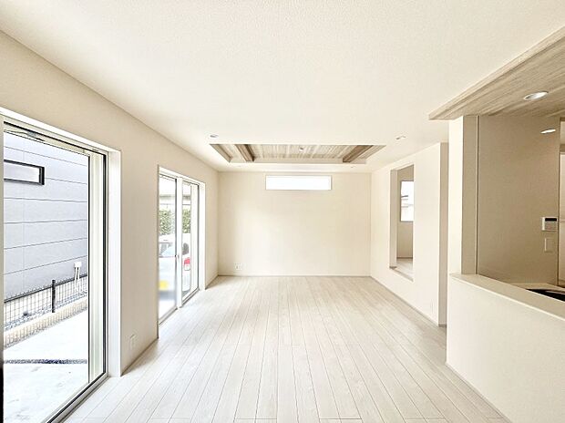 ◆1号棟◆~Living~ 飽きの来ないシンプルでおしゃれなLDK。大きな窓から日差しが差し込むので室内も明るく、家族の憩いの場としてピッタリです。開放感と日当たりの良さを是非ご覧ください!