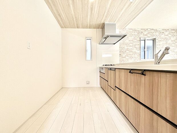 ◆1号棟◆~Kitchen~ 自然光が入る窓のあるキッチン☆毎日使う場所だからこそ、使い勝手を考慮しました。ゆったりとしたキッチンコーナーは質感豊かな仕上がりとなっております。