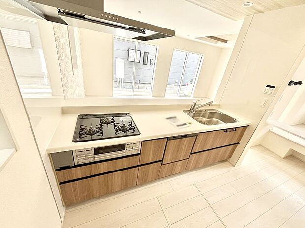 ◆1号棟◆~Kitchen~ 会話が弾むリビング、料理が愉しくなるキッチン。家は、ただ生活する場ではなく、暮らしを愉しく、快適にする場所。笑顔の毎日、安らぎの日々のために、最新の設備・仕様を採用。
