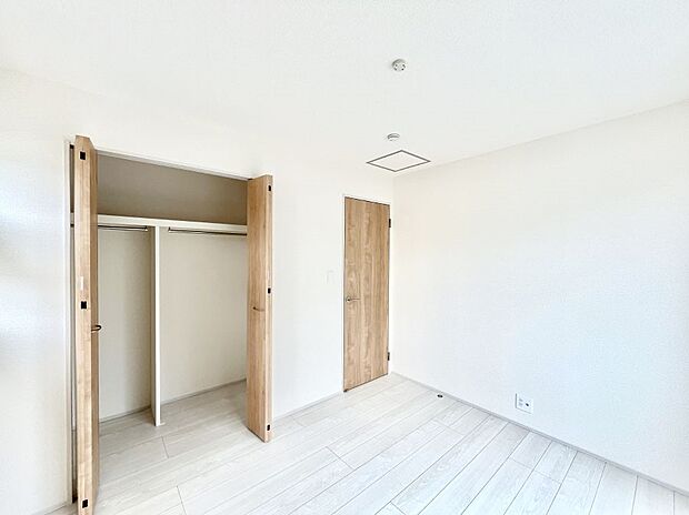 ◆1号棟◆~Bed Room~ 全居室には収納クローゼットを完備!普段使いのお洋服や小物はもちろん、季節物のお洋服などもしっかりと整理整頓おしまい頂けます。 居室空間を広く使用できますね。
