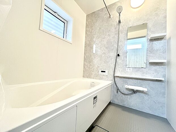 ◆1号棟~Bath Room~ 窓付きのバスルームは、採光もあり明るく気持ちの良い空間です。窓があることで、換気環境も良好。ゆったり寛げるバスルームで、毎日のバスタイムが楽しみになりそうです。