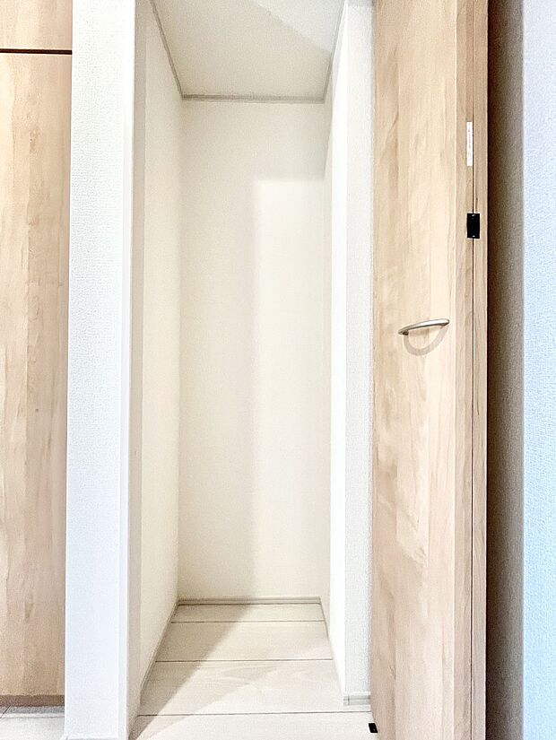 ◆1号棟◆玄関ホール収納です。掃除道具やお出かけ用グッズの収納に便利です。