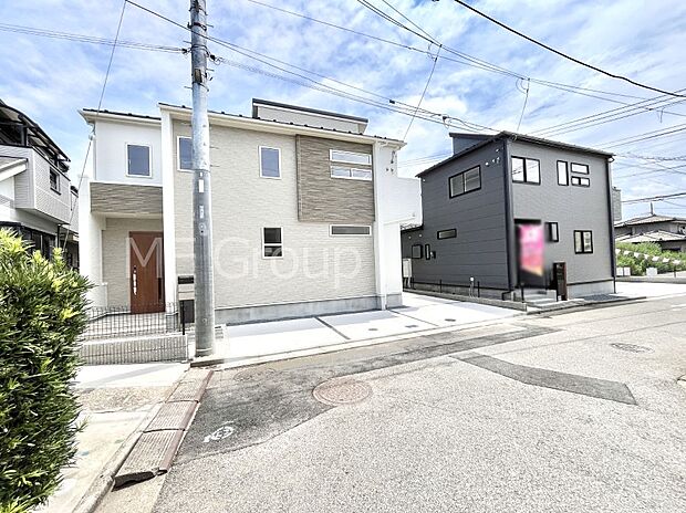 ~Exterior~ 前面道路:西 4.2m 公道、南 4m 公道 住宅地になっているので車量も少なく、静かな立地です。子育て環境も良好です♪♪周辺環境もあわせてご案内させて頂きます。