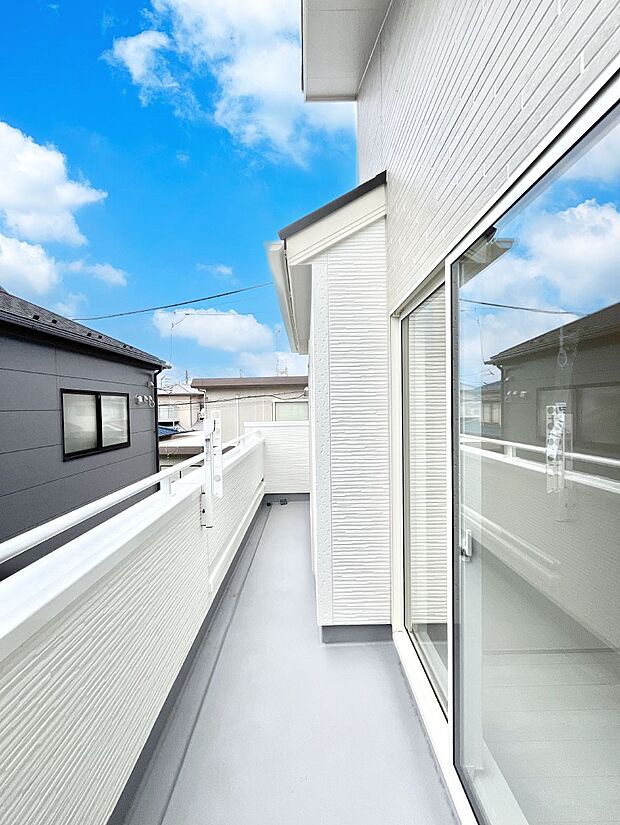 ◆1号棟◆~Balcony~ 大きな空に囲まれた気持ちのいい家。 バルコニーを覗くだけで圧倒的な開放感に包まれます。 バルコニーは陽がさしこみお布団や洗濯物を気持ちよく干すことができます。