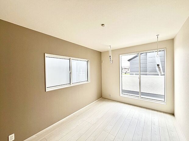 ◆1号棟◆~Bed Room~ 「今日も一日お疲れ様」とご夫婦でゆったりくつろげる寝室。 毎日の家事やお仕事に疲れた日はフカフカのベットで癒されてください。本棚をおいても快適な広さが自慢♪