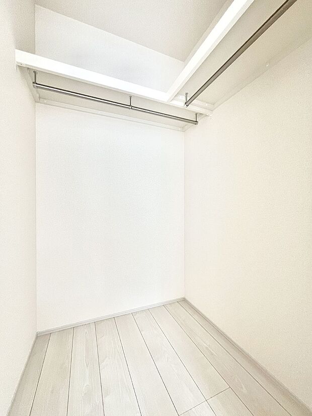 ◆1号棟◆~Walk-in Closet~ たくさんの洋服をかけてもシワになりにくいウォークインクローゼット。洋服以外にも、普段使わない家電やスーツケース、ストック品など何でも片付く嬉しい空間です。