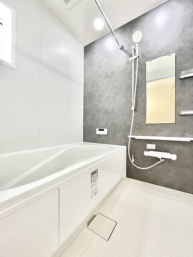 ~Bath Room~ 落ち着いた雰囲気の浴室で明日に向けてリフレッシュ。浴室乾燥機能も付いているので隣の洗濯機置き場で洗い上がった洗濯物を、雨の日も天気を気にせず乾燥させることも可能です。