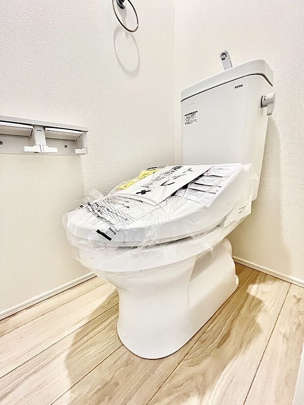 ~Toilet~ 綺麗・スッキリ・快適なウォシュレット付トイレでくつろげる空間です。トイレは毎日使わざるを得ないもの。いつも清潔を保ちたいですね。トイレが2ヶ所あるので朝の混雑時に便利です!