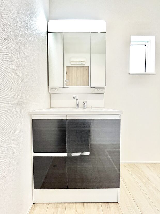 ~Dressing Room~ 暗くなりがちな洗面所も窓があると採光と換気が可能なので気持ちよくお使い頂けます。三面鏡タイプの洗面台は鏡裏収納で散らかりがちな洗面所もスッキリ♪