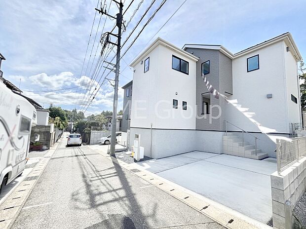 ~Exterior~ 前面道路:北 3.97m 公道 前面道路は閑静な住宅地をはしる車通りの少ない道路。駐車の出し入れもらくらくです!ご不明点・現地見学のご希望は、お気軽にお問い合わせください!