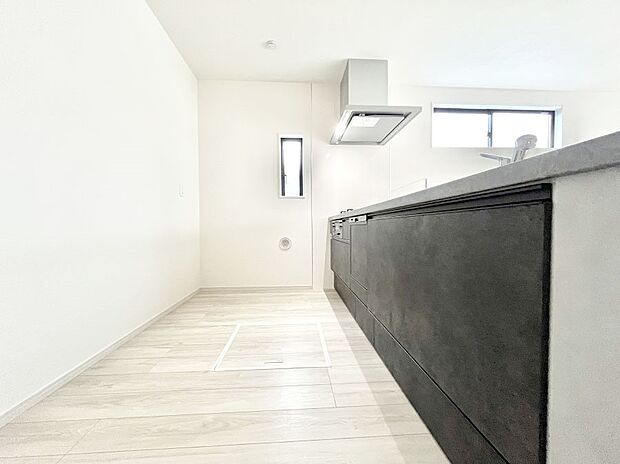 ◆2号棟◆~Kitchen~ 自然光が入る窓のあるキッチン☆毎日使う場所だからこそ、使い勝手を考慮しました。ゆったりとしたキッチンコーナーは質感豊かな仕上がりとなっております。