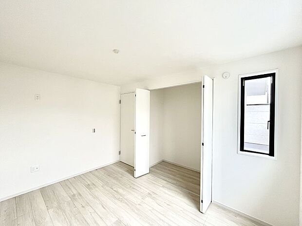 ◆2号棟◆~Bed Room~ 全居室には収納クローゼットを完備!普段使いのお洋服や小物はもちろん、季節物のお洋服などもしっかりと整理整頓おしまい頂けます。 居室空間を広く使用できますね。