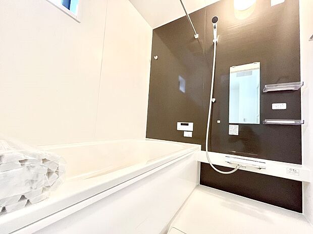 ◆2号棟◆~Bath Room~ 足を伸ばして入浴することが可能!一日の疲れを癒す貴重なバスタイムです。お子様とご一緒でも十分な広さなので、リビングとは違った家族団欒のひと時をお楽しみいただけます。