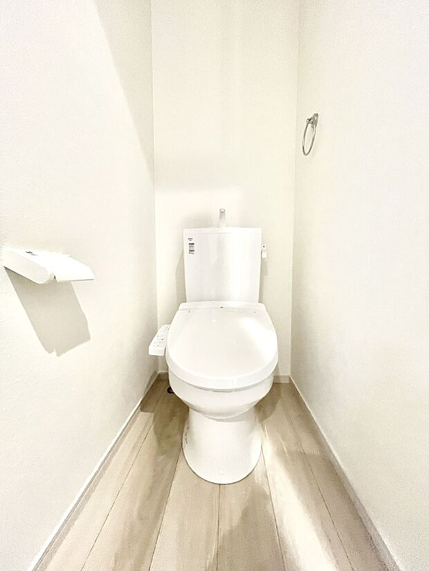 ◆2号棟◆~Toilet~ 清潔感のある水回り♪トイレはウォシュレット付きです◎トイレは毎日使わざるを得ないもの。いつも清潔を保ちたいですね。トイレが2ヶ所あるので朝の混雑時に便利です!