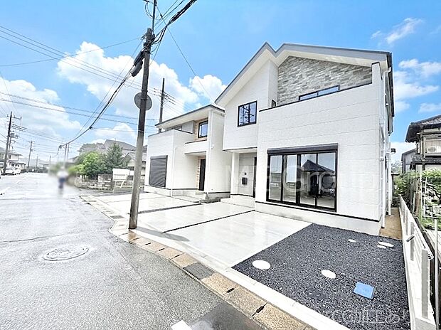 ~Exterior~ 前面道路:南 8m 公道、西 4.01m 公道 低層の一戸建てを中心とした街並みが整然と続き、周辺は高い建物が建っていないので、緑の多い閑静な趣を感じる環境です。