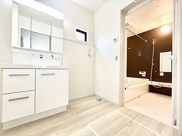◆2号棟◆~Dressing Room~ 暗くなりがちな洗面所も窓があると採光と換気が可能なので気持ちよくお使い頂けます。三面鏡タイプの洗面台は鏡裏収納で散らかりがちな洗面所もスッキリ♪