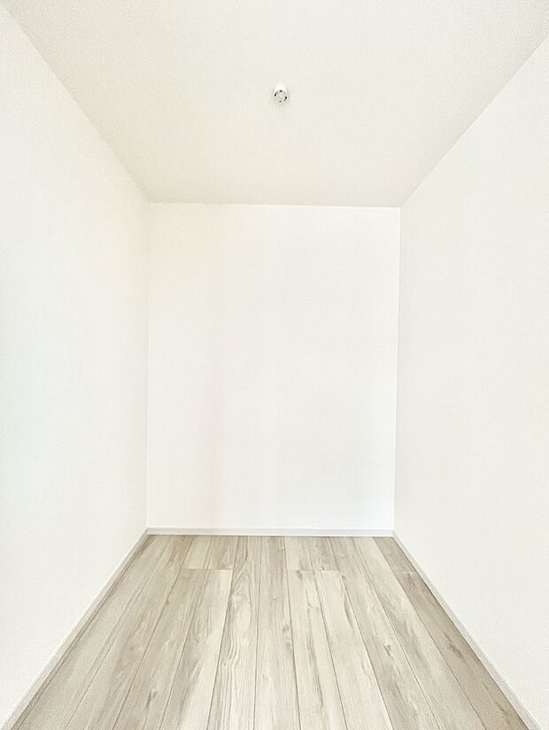 ◆2号棟◆~Walk-in Closet~ たくさんの洋服をかけてもシワになりにくいウォークインクローゼット。洋服以外にも、普段使わない家電やスーツケース、ストック品など何でも片付く嬉しい空間です。