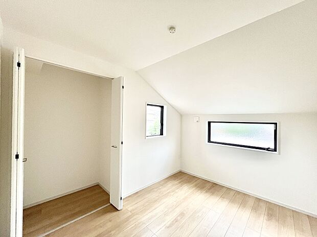 ◆1号棟◆~Bed Room~ マンションと違い部屋数が多いのが戸建てのメリットです。ご家族が増えたことで手狭に感じていた住まいも戸建てでは各居室プライバシーを保つことができます。