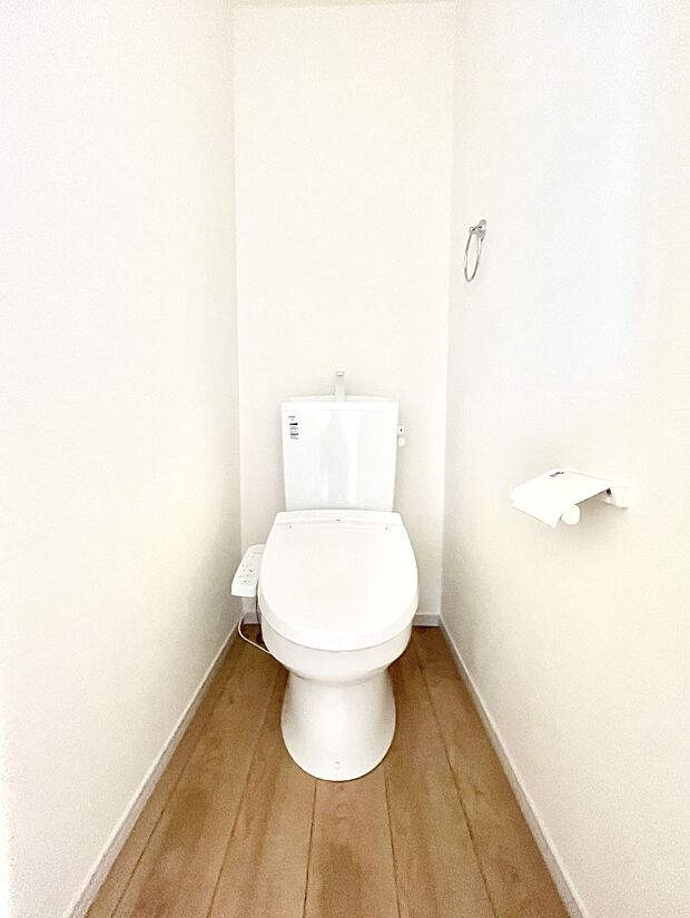 ◆1号棟◆~Toilet~ 清潔感のある水回り♪トイレはウォシュレット付きです◎トイレは毎日使わざるを得ないもの。いつも清潔を保ちたいですね。トイレが2ヶ所あるので朝の混雑時に便利です!