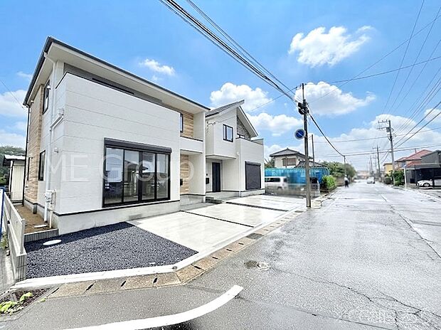 ～Exterior～　前面道路：南 8m 公道、西 4.01m 公道　低層の一戸建てを中心とした街並みが整然と続き、周辺は高い建物が建っていないので、緑の多い閑静な趣を感じる環境です。  