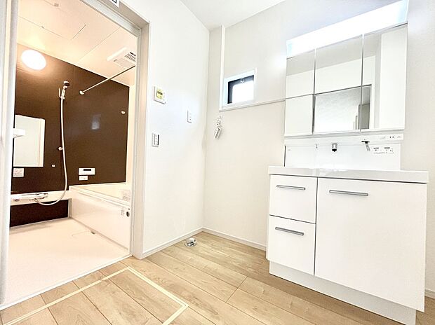 ◆1号棟◆~Dressing Room~ 暗くなりがちな洗面所も窓があると採光と換気が可能なので気持ちよくお使い頂けます。三面鏡タイプの洗面台は鏡裏収納で散らかりがちな洗面所もスッキリ♪