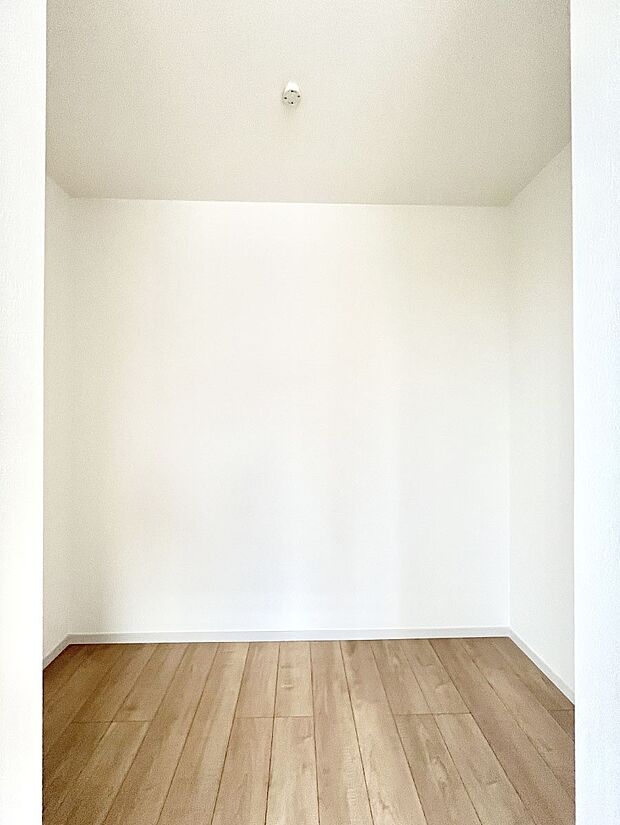 ◆1号棟◆～Walk-in Closet～　たくさんの洋服をかけてもシワになりにくいウォークインクローゼット。洋服以外にも、普段使わない家電やスーツケース、ストック品など何でも片付く嬉しい空間です。