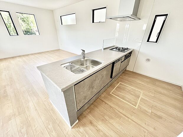 ～Kitchen～　自然光が入る窓のあるキッチン☆毎日使う場所だからこそ、使い勝手を考慮しました。ゆったりとしたキッチンコーナーは質感豊かな仕上がりとなっております。