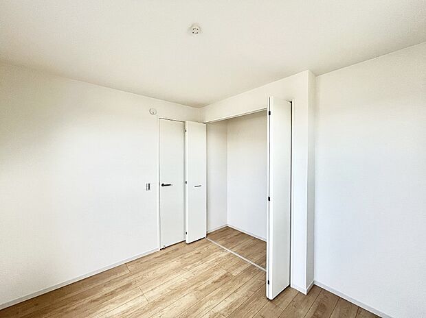 ～Bed Room～　子供部屋はお子様にとって大変重な役割があります。子供一人で過ごす空間を与えることで、宿題や勉強時間も自然と増えまた自ら部屋の片付けや掃除なども促すことに繋がります。