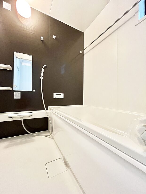 ～Bath Room～　ゆったりと足を伸ばして入浴することが可能！一日の疲れを癒す貴重なバスタイムです。お子様とご一緒でも十分な広さなので、リビングとは違った家族団欒のひと時をお楽しみいただけます。