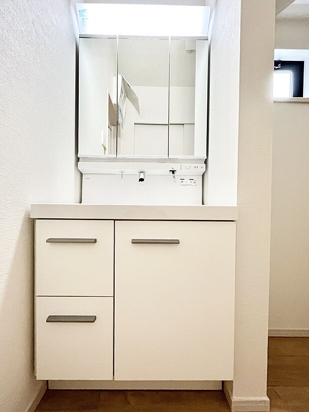 ～Dressing Room～  清潔感溢れる色合いで統一されていると、スッキリと整った印象をうけます。  鏡の裏にはたっぷりと収納スペースを標準装備！  水廻りは、シンプルかつ機能性を重視して。