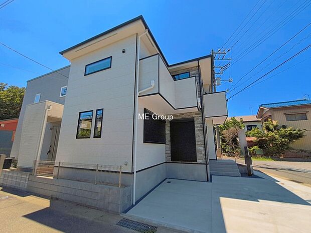 ~Exterior~ 角地により陽当り・風通し良好です。一戸建ての大きなメリットは、自分達の「土地」を「自由に」使える事です。ガーデニングやDIY,車やバイクの趣味など様々な用途で利用できます。