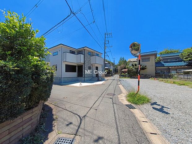 ~Exterior~ 前面道路:北東 5.5m 公道、西 3.3m 公道 低層の一戸建てを中心とした街並みが整然と続き、周辺は高い建物が建っていないので、緑の多い閑静な趣を感じる環境です。