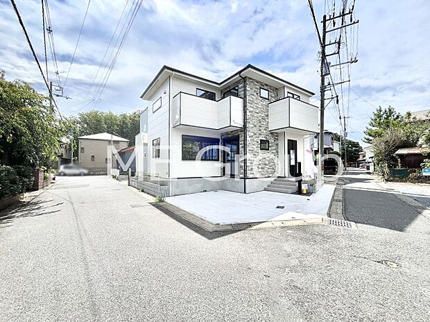 ～Exterior～　前面道路：北東 5.5m 公道、西 3.3m 公道　低層の一戸建てを中心とした街並みが整然と続き、周辺は高い建物が建っていないので、緑の多い閑静な趣を感じる環境です。