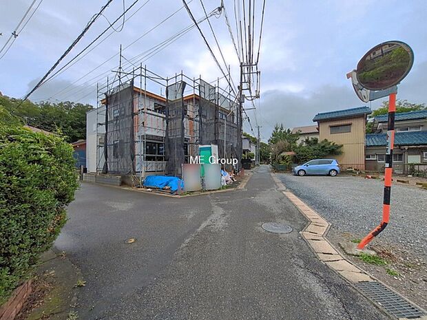～Exterior～　前面道路：北東 5.5m 公道、西 3.3m 公道　低層の一戸建てを中心とした街並みが整然と続き、周辺は高い建物が建っていないので、緑の多い閑静な趣を感じる環境です。