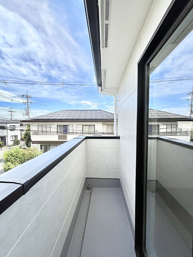 ~Balcony~ バルコニーは温かい陽がさしこみ、お布団や洗濯物を気持ちよく干すことができます。 使いやすく開放的なバルコニーです♪陽ざしがたっぷり降り注ぐ、バルコニー付き住まい。