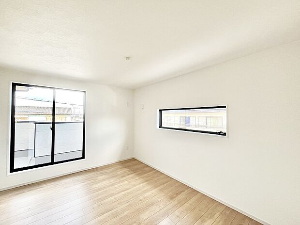 ~Bed Room~ 2面採光を確保した明るい室内は、風通しも良く、大変居心地の良い空間となっております。爽やかな風を感じて起きる朝は、快適生活の始まりに!日当たりや通風がとても良い住まい♪
