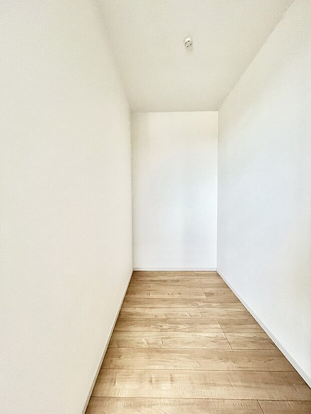 ~Walk-in Closet~ 必要なものやコーディネートを一覧して確認でき、身支度や準備が短時間で済むウォークインクローゼットを設置しました。家の中をすっきりとさせる便利な収納スペースです。