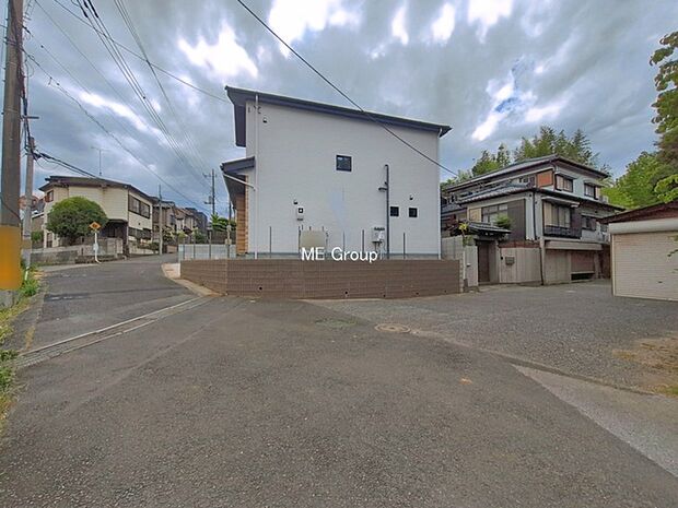 ～Exterior～　前面道路：北 5.4m 私道、東 5.4m 公道　低層の一戸建てを中心とした街並みが整然と続き、周辺は高い建物が建っていないので、緑の多い閑静な趣を感じる環境です。