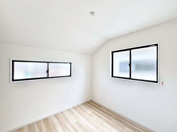 ～Bed Room～　子供部屋はお子様にとって大変重な役割があります。子供一人で過ごす空間を与えることで、宿題や勉強時間も自然と増えまた自ら部屋の片付けや掃除なども促すことに繋がります。