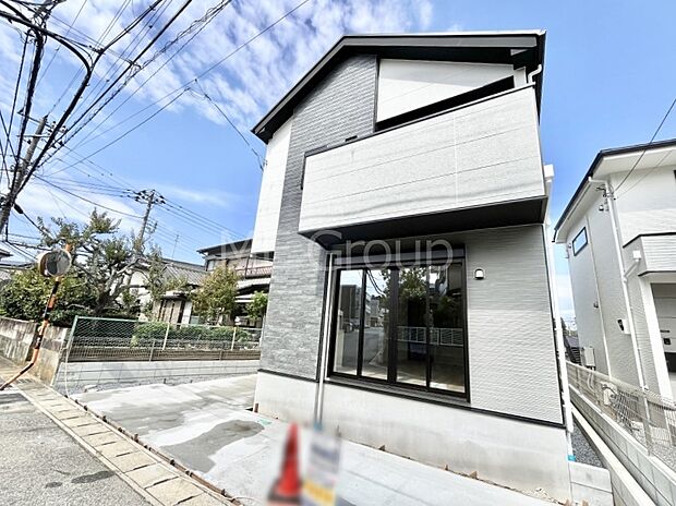 ~Exterior~ 低層の一戸建てを中心とした街並みが整然と続き、周辺は高い建物が建っていないので、緑の多い閑静な趣を感じる環境です。穏やかな環境の中で、心地よい日常を育めます。