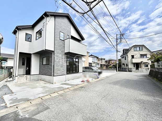 ～Exterior～　前面道路は閑静な住宅地をはしる車通りの少ない道路。駐車の出し入れもらくらくです！ご不明点・現地見学のご希望は、お気軽にお問い合わせください！